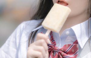 アイスを食べる女子高生