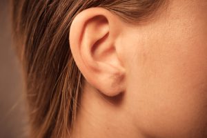 女性の耳と髪