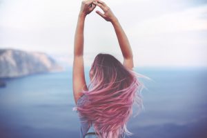 ピンクの髪の女性
